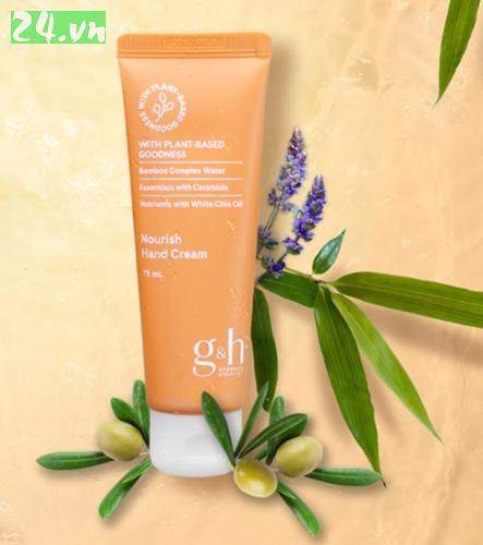 Kem dưỡng ẩm da tay G&H GOODNESS & HEALTH NOURISH HAND CREAM Kem dưỡng ẩm da tay G&H GOODNESS & HEALTH NOURISH HAND CREAM là sản phẩm đến từ thương hiệu Amway, được đánh giá cao bởi khả năng dưỡng ẩm sâu và hiệu quả cho da tay. Với công thức độc đáo kết hợp các thành phần dưỡng da quý giá, sản phẩm mang đến những ưu điểm nổi bật. Thông tin sản phẩm Kem dưỡng ẩm da tay G&H GOODNESS & HEALTH NOURISH HAND CREAM được người tiêu dùng đánh giá cao bởi hiệu quả dưỡng ẩm sâu và lâu dài. Kem có kết cấu mềm mịn, dễ dàng thẩm thấu vào da mà không gây nhờn rít. Sản phẩm còn có hương thơm dịu nhẹ, dễ chịu. Thành phần của sản phẩm Với công thức độc đáo kết hợp đặc biệt từ thiên nhiên, kem dưỡng ẩm da tay G&H GOODNESS & HEALTH NOURISH HAND CREAM mang đến giải pháp dưỡng ẩm sâu, toàn diện cho đôi tay của bạn. 16% Bơ hạt mỡ: Giàu dưỡng chất, thẩm thấu sâu vào da, giúp dưỡng ẩm sâu, làm mềm da và tạo lớp màng bảo vệ da khỏi tác nhân bên ngoài như: bụi bẩn, vi khuẩn, ánh nắng mặt trời,... Phức hợp nước từ Tre: Cung cấp độ ẩm dồi dào cho da, giúp da luôn mềm mại, mịn màng và căng mọng suốt cả ngày. Ceramide từ dầu Olive: Giúp củng cố hàng rào bảo vệ da, ngăn ngừa mất nước, giữ cho da luôn ẩm mịn và hạn chế tình trạng khô da, bong tróc. Dầu hạt Chia trắng: Chứa nhiều dưỡng chất chống oxy hóa, giúp bảo vệ da khỏi tác hại của gốc tự do, ngăn ngừa lão hóa da và dưỡng da sáng khỏe. Công dụng sản phẩm Da tay là bộ phận dễ trở nên khô ráp, nứt nẻ và mất đi vẻ mềm mại vốn có do chịu ảnh hưởng bởi môi trường như nắng gió, bụi bẩn, hóa chất,... . Hiểu được điều này, Kem dưỡng ẩm da tay G&H GOODNESS & HEALTH NOURISH HAND CREAM ra đời như giải pháp hoàn hảo giúp bạn sở hữu đôi tay mềm mại, mịn màng suốt 24 giờ. Hứa hẹn sẽ mang đến những công dụng tuyệt vời như: Dưỡng ẩm sâu và làm mềm da tay: Nhờ công thức chứa 16% Bơ hạt mỡ cùng Phức hợp nước từ Tre, kem thẩm thấu sâu vào da, cung cấp độ ẩm dồi dào, nuôi dưỡng da từ bên trong, giúp da tay mềm mại, mịn màng và căng mọng suốt cả ngày. Duy trì độ ẩm mượt cho da tay suốt 24 giờ: Ceramide từ dầu Olive trong kem giúp củng cố hàng rào bảo vệ da, ngăn ngừa mất nước, giữ cho da luôn ẩm mịn và hạn chế tình trạng khô da, bong tróc. Bảo vệ da tay khỏi tác hại của môi trường: Dầu hạt Chia trắng chứa nhiều dưỡng chất chống oxy hóa, giúp bảo vệ da khỏi tác hại của gốc tự do, ngăn ngừa lão hóa da và dưỡng da sáng khỏe. Giúp da tay luôn mềm mại, mịn màng và sáng khỏe: Nhờ sự kết hợp hoàn hảo của các thành phần dưỡng da quý giá, Kem dưỡng ẩm da tay G&H GOODNESS & HEALTH NOURISH HAND CREAM không chỉ giúp da tay mềm mại, mịn màng mà còn dưỡng da sáng khỏe, đều màu. Hướng dẫn sử dụng sản phẩm Để sở hữu đôi tay mềm mại, mịn màng như ý, hãy áp dụng ngay quy trình sử dụng Kem dưỡng ẩm da tay G&H GOODNESS & HEALTH NOURISH HAND CREAM đơn giản sau: Rửa sạch tay và lau khô hoàn toàn: Đây là bước quan trọng giúp loại bỏ bụi bẩn, vi khuẩn và mồ hôi trên da tay, tạo điều kiện để dưỡng chất thẩm thấu tốt nhất. Lấy một lượng kem vừa đủ, thoa đều kem lên da tay và massage nhẹ nhàng: Thoa đều kem lên mu bàn tay, ngón tay và kẽ ngón tay, massage nhẹ nhàng theo chuyển động tròn cho đến khi kem thẩm thấu hoàn toàn. Nên sử dụng kem dưỡng ẩm da tay thường xuyên, đặc biệt là sau khi rửa tay, sau khi đi tắm hoặc khi tiếp xúc với môi trường khắc nghiệt như: nắng gió, bụi bẩn, hóa chất,... để đạt hiệu quả tốt nhất. Hãy sở hữu ngay Kem dưỡng ẩm da tay G&H GOODNESS & HEALTH NOURISH HAND CREAM để cảm nhận sự khác biệt!